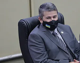 Vereador propõe redução de salários dos políticos pela metade para enfrentar lockdown