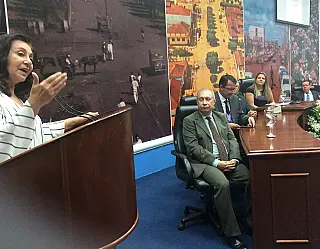 Délia agradece a Braz por tê-la introduzido na política, e pede união com Daniela