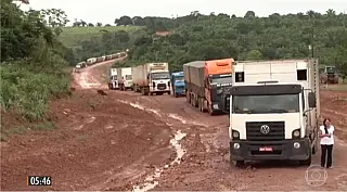 Caminhões estão há mais de três semanas atolados na BR-163