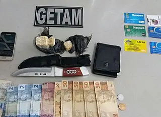 Polícia apreende droga, dinheiro e cartões com suspeito de tráfico