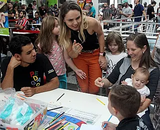 Oficinas pedagógicas envolvem crianças no shopping de Dourados