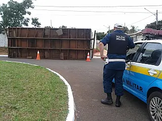 Motorista foge e deixa baú misterioso no meio de avenida em Campo Grande