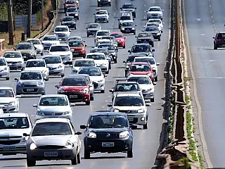 Justiça suspende multas para quem andar com farol apagado