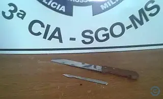 Homem agride esposa e faz filho de refém com bisturi