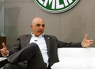 Presidente do Palmeiras é investigado em contrato com a Crefisa