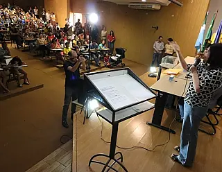 Em sorteio de casas, Délia agradece Marum e Reinaldo por apoio a Dourados