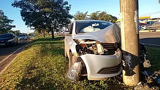 Motorista de aplicativo dorme ao volante, perde controle do veículo e bate em poste