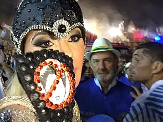 Modelo ameaça usar tapa-sexo de Dilma e é retirada da avenida