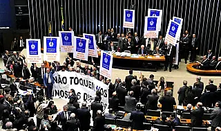 Texto base da reforma trabalhista é aprovada na Câmara