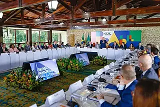 Lula quer paz com EUA, mas concentra poder interno
