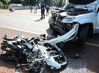 Motociclista morre prensado com caminhonete em acidente entre Fátima do Sul e Vicentina