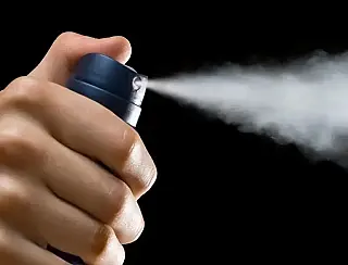 Mulher pode usar spray de pimenta contra agressor