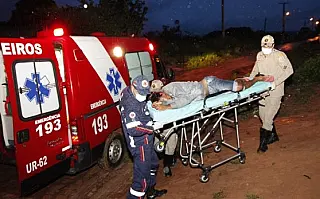 Jovem leva tiro no ouvido na frente de casa em Coxim