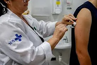 Menos da metade das doses distribuídas constam como aplicadas