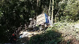 Micro-ônibus cai em ribanceira e deixa mortos em Ubatuba, interior de São Paulo