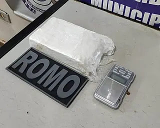 Guarda encontra jovem com quase um quilo de cocaína em bairro