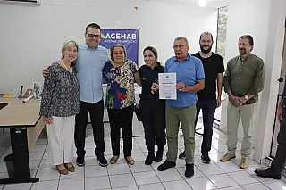 Prefeitura entrega 35 escrituras regularizadas para moradores do Izidro Pedroso