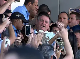 Presença de Bolsonaro em jogo do Santos divide opiniões