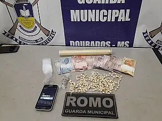 Rapaz é preso com mais de 200 'trouxinhas' de pasta base de cocaína