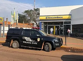Bandidos esperam banco abrir e levam mais de R$ 5 milhões de cofre, na região