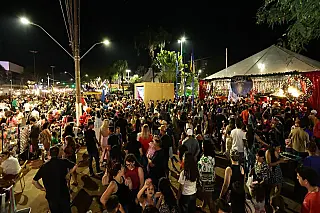 Abertura do 'Natal Encantado' atrai multidão e público elogia qualidade da decoração
