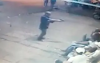 Jovem que estava com amigos em conveniência leva tira na cabeça