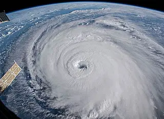 Furacão Florence chega a Carolina do Norte com força de 175 km/h