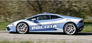 Polícia da Itália recebe Lamborghini para transporte de órgãos