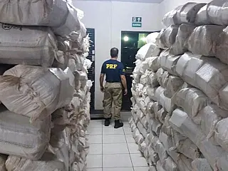 Caminhoneiro entra em contradição e PRF encontra 6,5 toneladas de maconha