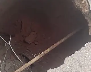 Cratera se abre no asfalto no Jardim Mônaco