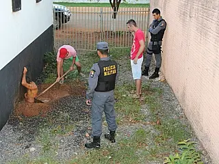 Homem fica entalado ao tentar fugir da cadeia em MT