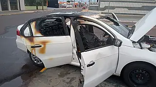 Carro é incendiado após motorista embriagado perder controle e bater contra muro de motel