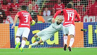 Internacional vence Coritiba e sai da zona da queda