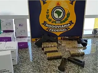 Motoristas de ônibus internacional são presos com armas em cabine