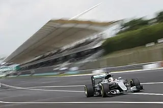 Hamilton bate marca histórica de Schumacher e larga na pole na Malásia
