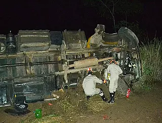 Caminhão atravessa pista e tomba após motorista dormir ao volante