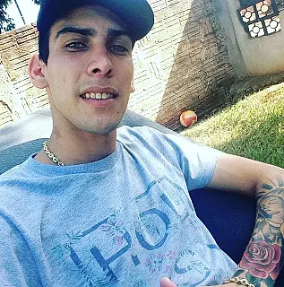 Jovem é morto a tiros em frente conveniência