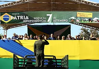 Paz e fraternidade, pede Délia na abertura do desfile da praça Antônio João