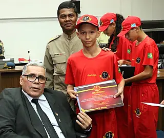 Creusimar cumprimenta bombeiros do amanhã