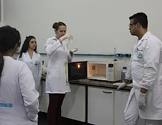Acadêmicos têm aula prática em diagnósticos clínicos com especialista na área