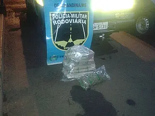 Homem é preso com 30 quilos de maconha e skank escondida em painel de veículo