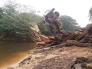 Ponte quebra ao meio em MT por não suportar peso de caminhão