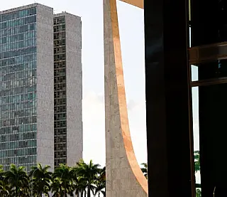 Ex-parlamentares e presidentes de partidos não podem indicar emendas