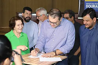 Alan Guedes sanciona Lei que corrige distorções no PCCR de servidores