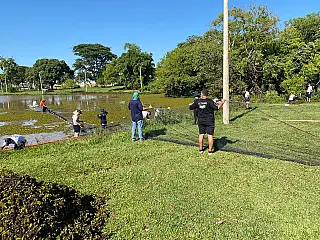 Prefeitura realiza limpeza de vegetação em lagos de Dourados