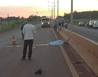 Motociclista perde controle de direção, bate em mureta e morre na Guaicurus
