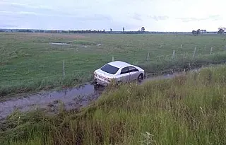 Dupla rende família em fazenda, rouba carro e é parada a tiros pela polícia