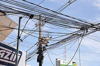 Prefeitura inicia ação para multar empresas de telefonia e internet por fios em postes