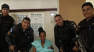 PMs ajudam mulher a dar à luz antes de prendê-la pro tráfico