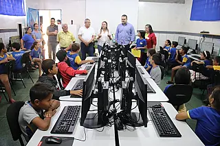 Alan entrega computadores em 11 escolas municipais